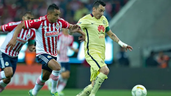 El escudo de aniversario sobre el pecho de Hernández