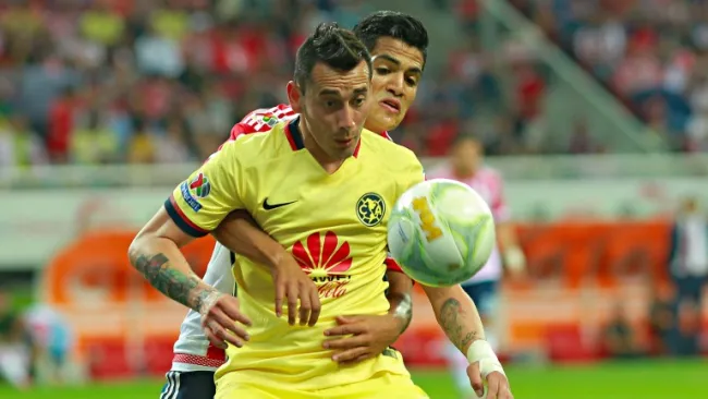 Rubens Sambueza pelea un balón con Jesús Sánchez