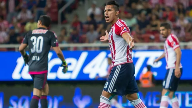 Jugadores de Chivas reclaman en el Clásico