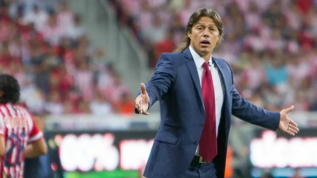 Matías Almeyda da indicaciones durante el juego frente al América