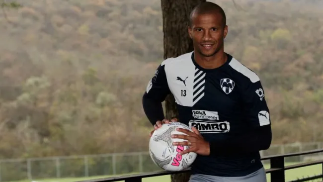 Carlos Sánchez posa con un balón