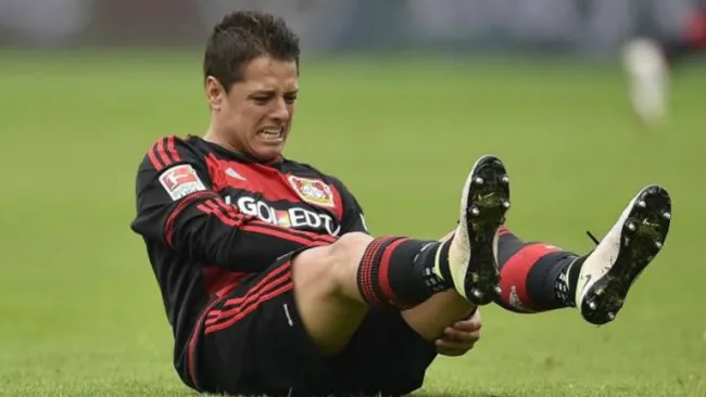 Chicharito se lamenta de una lesión con el Bayer Leverkusen