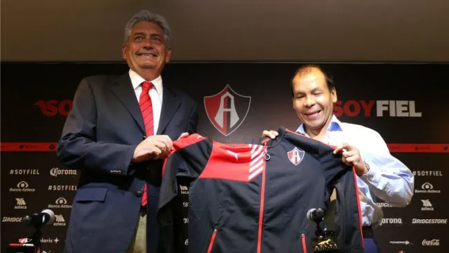 Alberto de la Torre y José Guadalupe Cruz, en la presentación del nuevo DT de Atlas