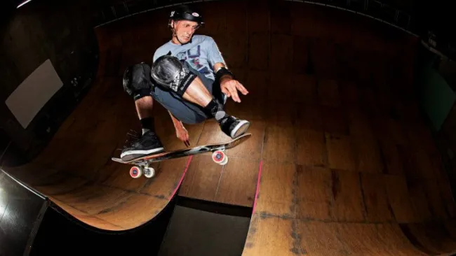Tony Hawk 'vuela' sobre la rampa