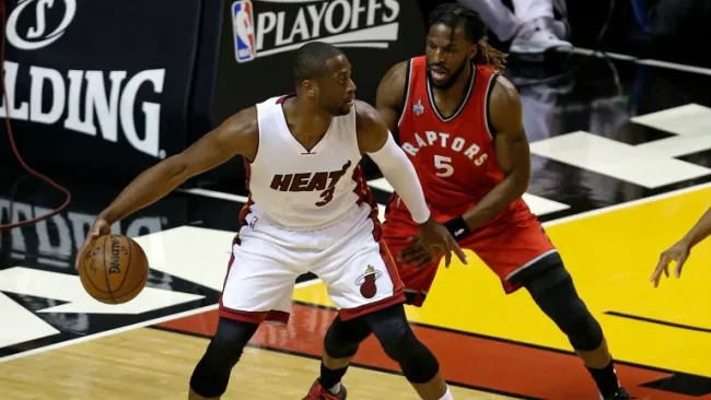 DeMarre Carroll marca a Dwyane Wade