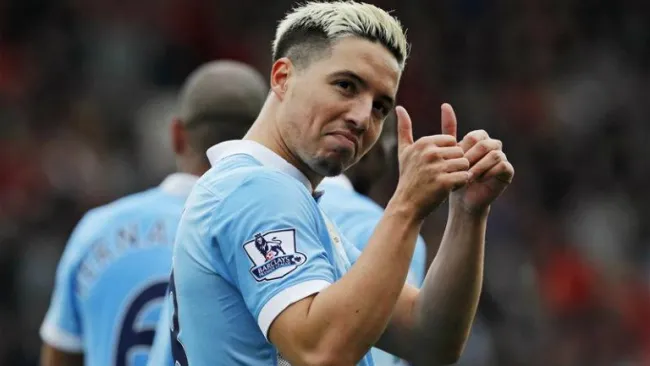 Nasri sonríe en partido del City