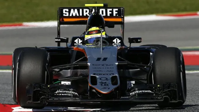 Checo Pérez rueda en el Circuito de Barcelona-Catalunya
