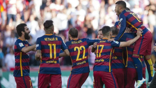 Jugadores del Barcelona festejan el título de Liga