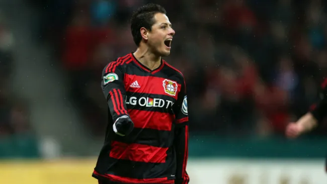 Chicharito celebra un gol con el Bayer Leverkusen