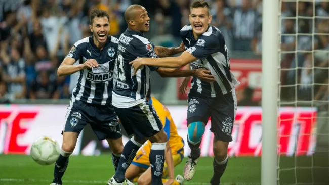 Montes festejando su tanto en el Estadio BBVA 