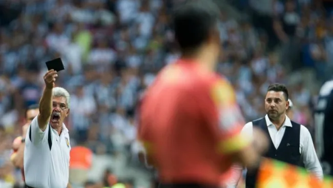 Tuca Ferretti muestra cartera a árbitro