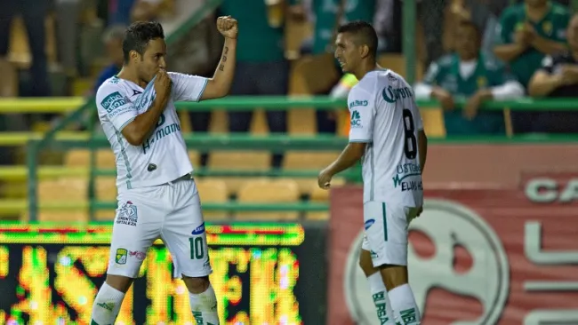 Luis Montes besa el escudo de León tras uno de sus goles