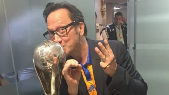 Rob Schneider besando el trofeo de campeón de Tigres
