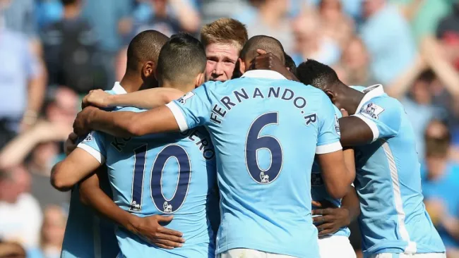 Kevin De Bruyne celebra con sus compañeros un gol del City