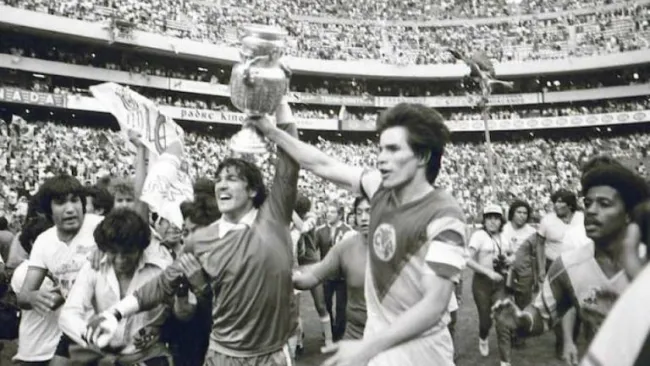 Zelada y Tena alzan el campeonato ganado por los azulcremas a costa del Rebaño, en 1984