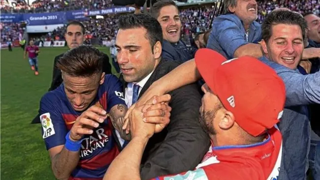 Neymar es resguardado por un miembro de seguridad 