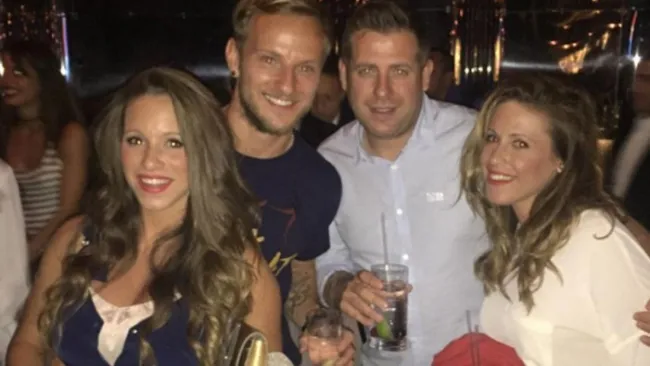 Rakitic comparte el triunfo con sus allegados