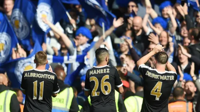 Futbolistas del Leicester festejan tras el empate