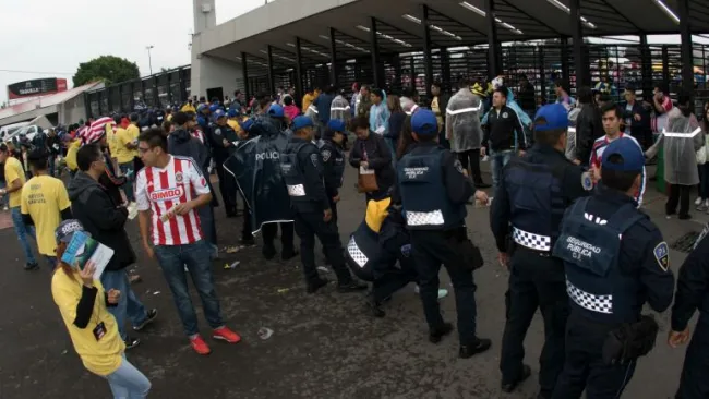 Aficionados antes de ingresar al Azteca