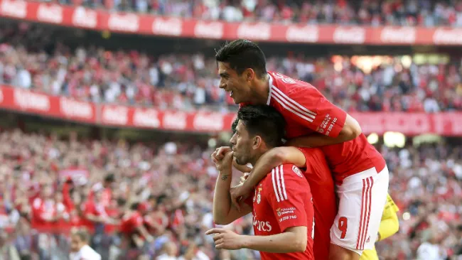 Jiménez celebra gol de Benfica