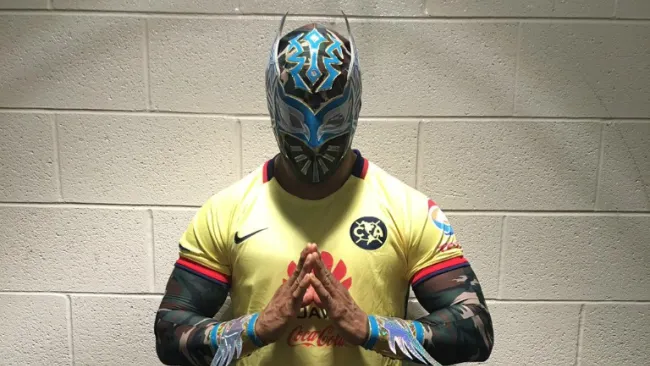 Sin Cara posa con la camiseta del América