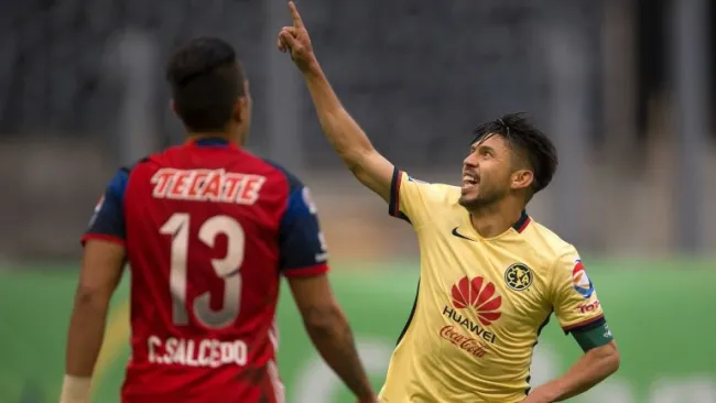 Oribe Peralta durante el festejo de gol