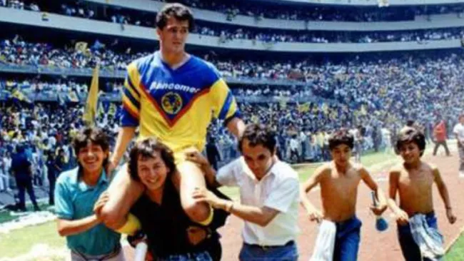 Carlos Hermosillo es cargado en hombros tras conseguir el título para el América