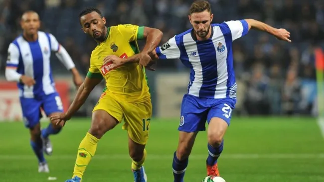 Miguel Layún, en mano a mano en juego del Porto