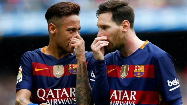 Neymar dialoga con Messi en el Camp Nou
