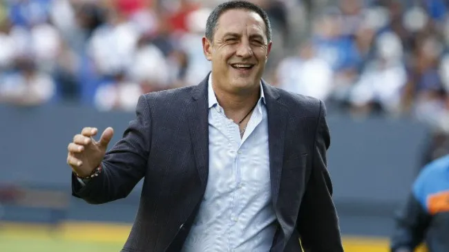 Pablo Marini sonríe en el banquillo