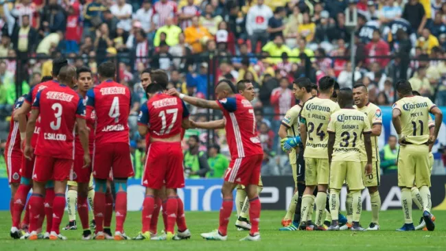 Plantillas de Chivas y América en el Estadio Azteca