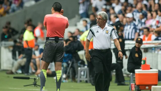 Tuca Ferretti durante el partido de Tigres contra Monterrey