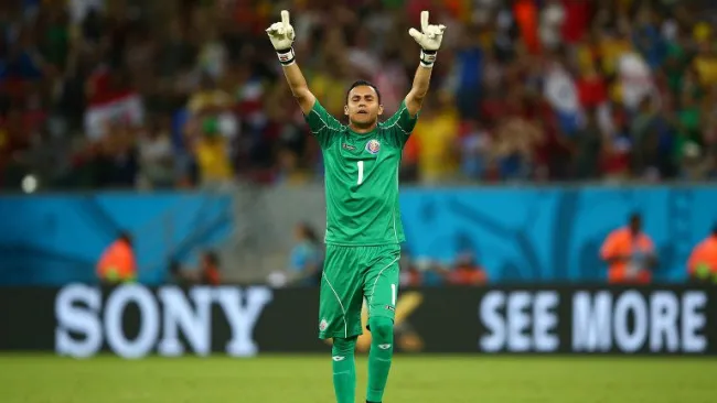 Navas apunta al cielo en partido de Costa Rica