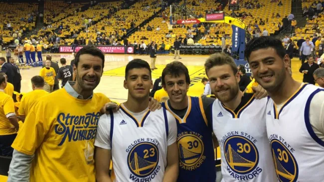 Carlos Vela en las gradas para ver a Golden State