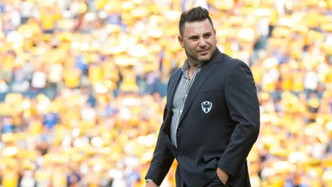 Antonio Mohamed saltando a la cancha del Volcán
