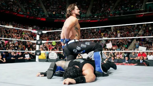 AJ Styles después de aplicarle el 'Styles Clash' a Roman Reigns
