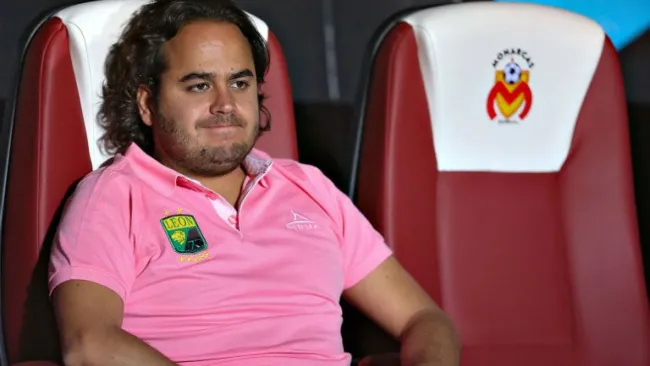 Jesús Martínez Murguía observa desde el banquillo