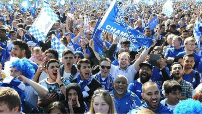 Afición del Leicester City festeja Campeonato de Premier