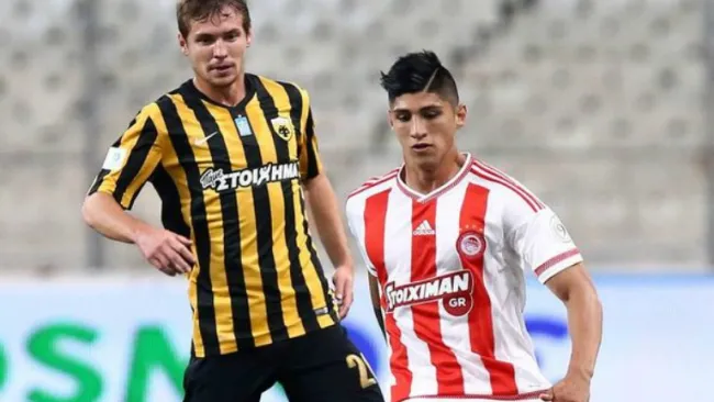 Alan Pulido, disputando la Final de la Copa de Grecia