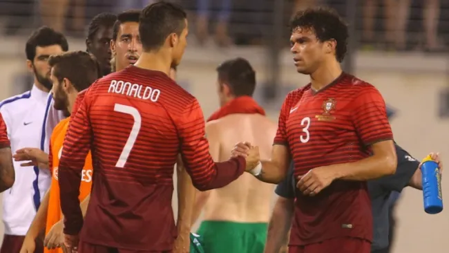 CR7 y Pepe, finalizando un duelo con Portugal