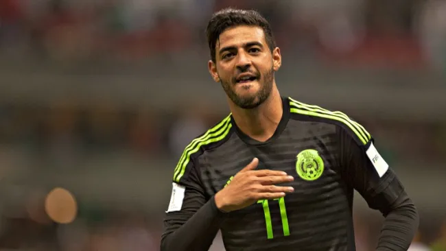Carlos Vela celebra un gol con el Tri