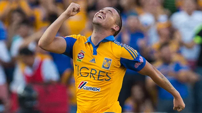 Jesús Dueñas festeja una anotación con Tigres