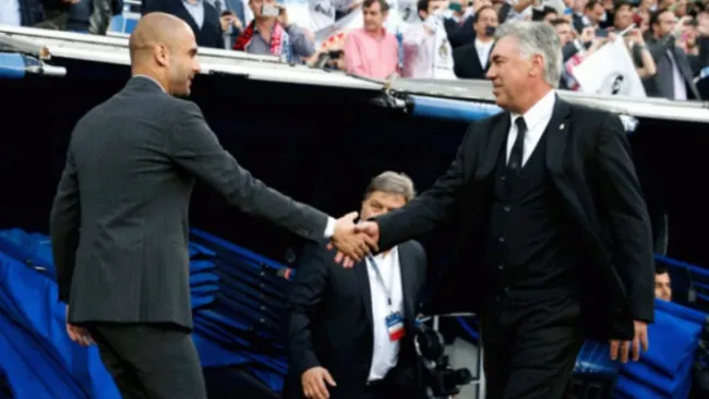 Guardiola y Ancelotti se saludan al final del juego