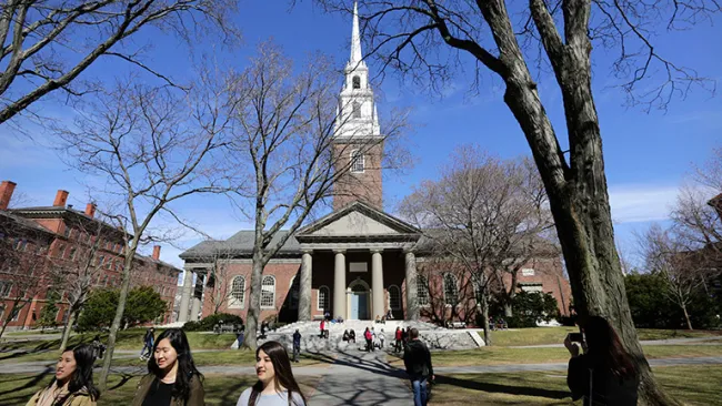 Uno de los edificios principales de Harvard