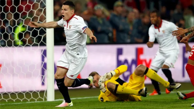 Gameiro celebrando su anotación contra Liverpool