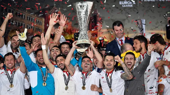 Jugadores del Sevilla estallan en júbilo al levantar trofeo