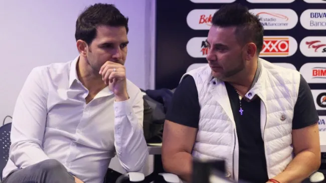 Davino en charla con su técnico Antonio Mohamed