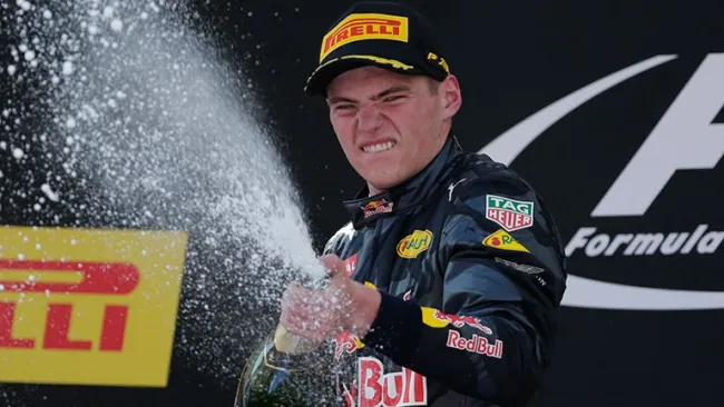 Verstappen arroja la champagne tras ganar el GP de España