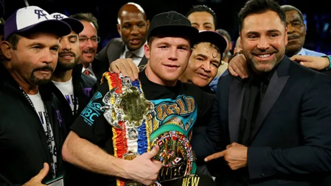 Canelo presume su cetro con De la Hoya
