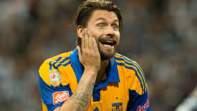 Sobis durante un partido con Tigres